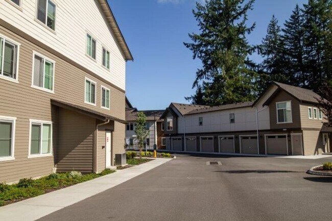 Building Photo - 1 bedroom Townhome with attached garage