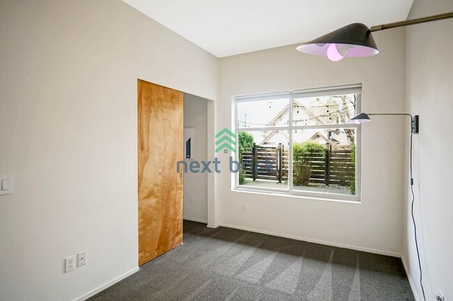 Building Photo - 2 BED & 1.5 BATH URBAN ELEGANCE AND ROOFTO...