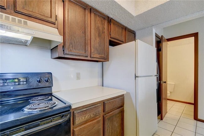 Building Photo - 3 Bedroom/2Bath/2Car Duplex- 2 Car Garage-1.5 from Chilsholm Creek