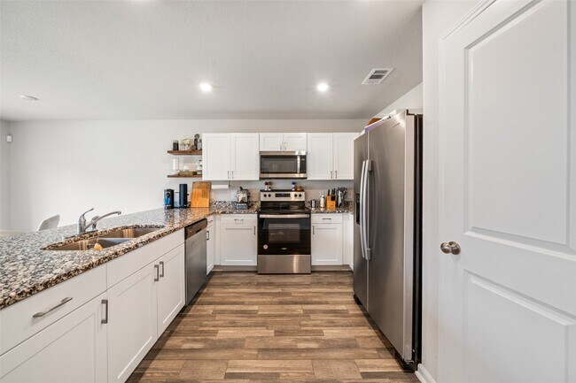 Building Photo - 2224 Cedar Vly Dr