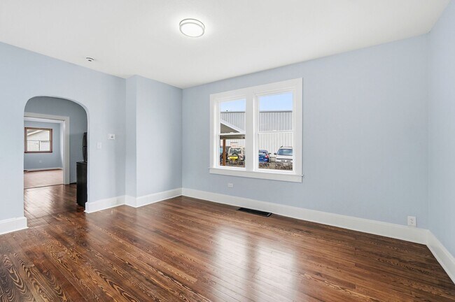 Building Photo - Three Bedroom Home in Hamilton!