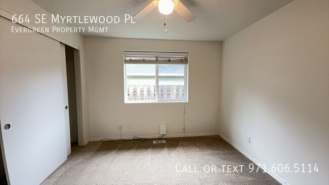 Building Photo - 664 SE Myrtlewood Pl