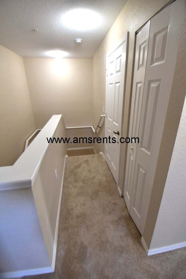 Building Photo - 4 bedroom and 3 bathroom Townhouse