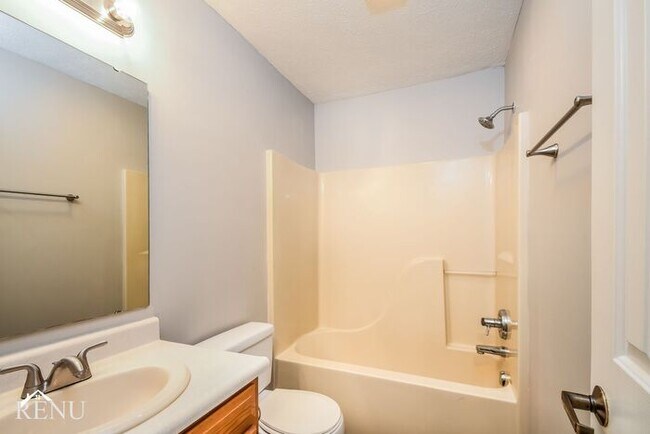 Building Photo - 643 E Pine Ridge Dr