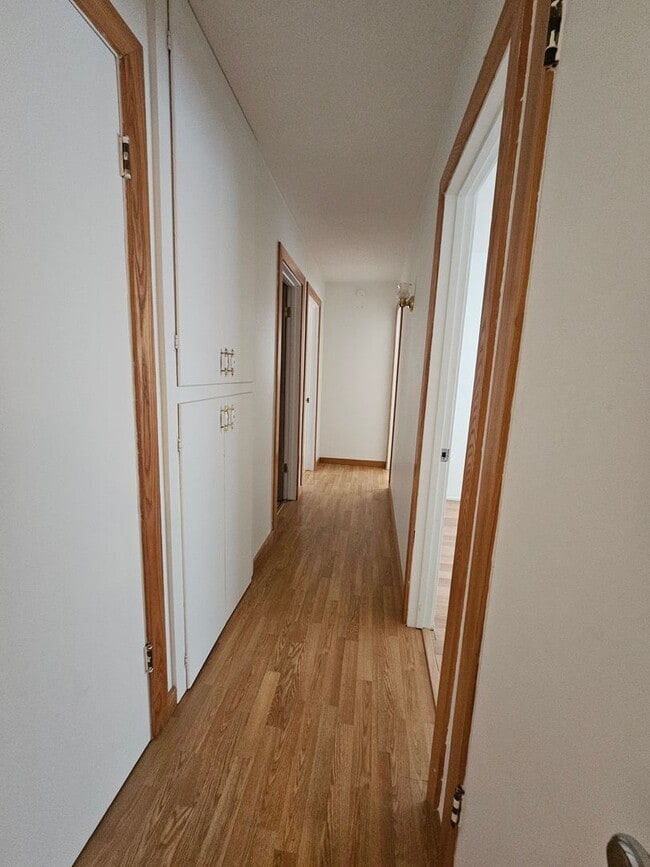 Building Photo - NW 3 Bedroom 1 bath, Large Fenced Yard, 1 Stall Garage