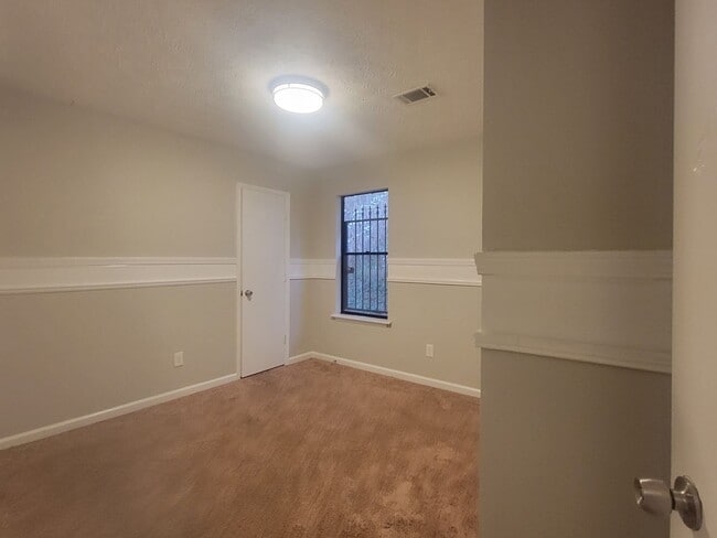 Building Photo - Super cute updated ranch! - Walk to Keningston Train Station - Self-Showings Available.