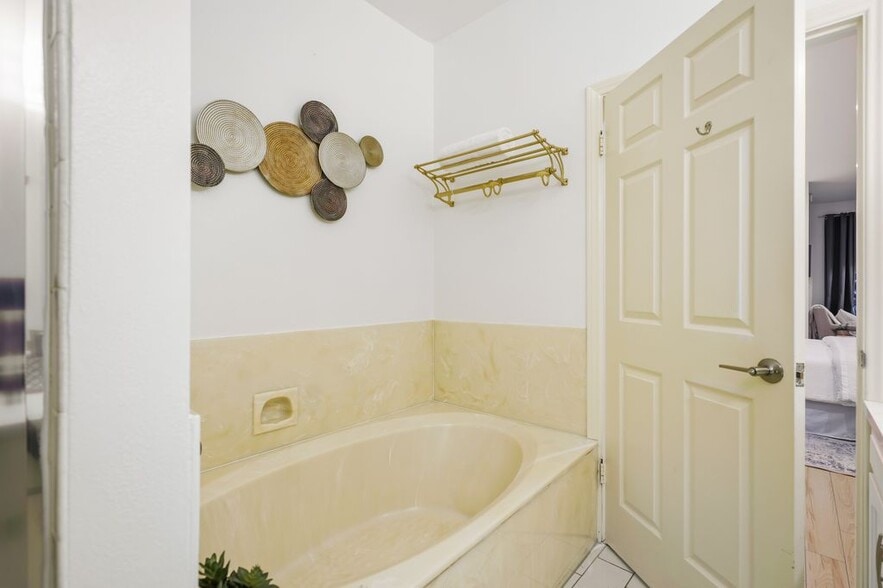 Building Photo - 11737 Darlington Ave