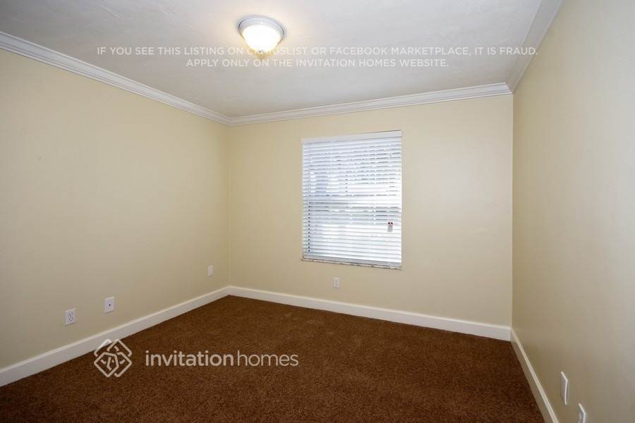 Building Photo - 1725 Pine Tree Dr
