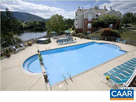 Building Photo - 200 Lake Club Ct