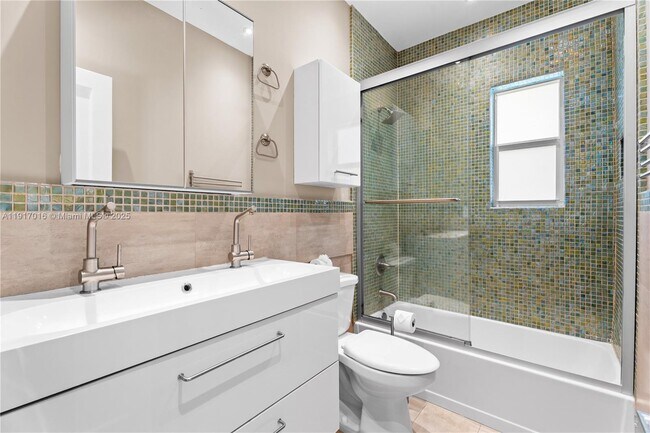 Building Photo - 5865 SW 48th St