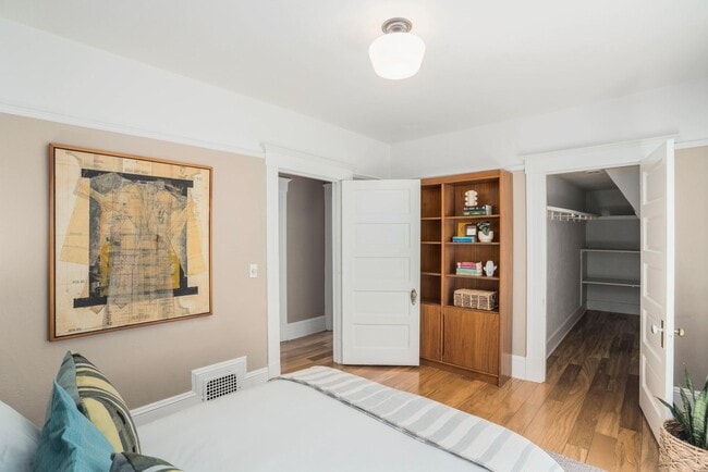 Building Photo - 1518 SE Poplar Ave