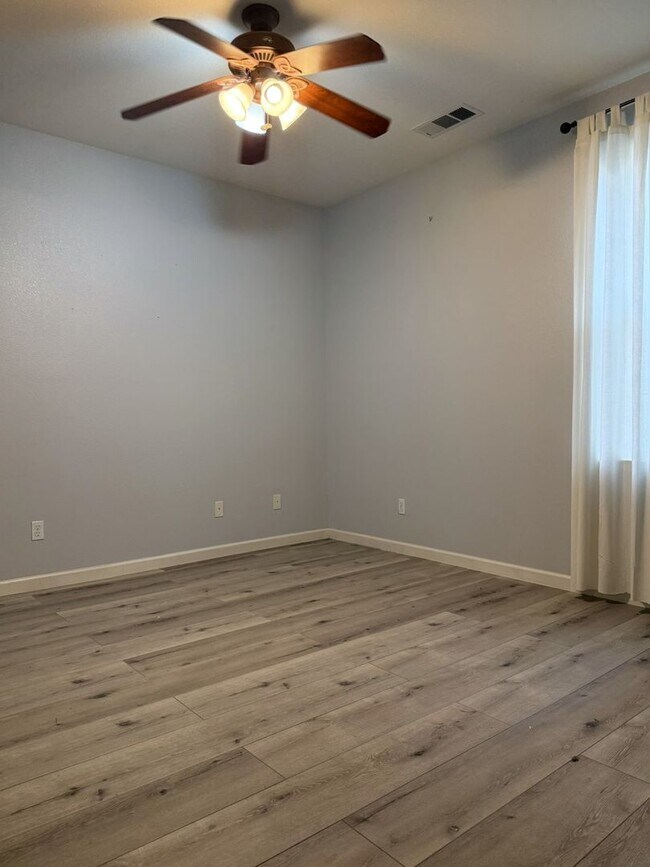 Building Photo - Polished and Chic 4/2 Available NOW!!