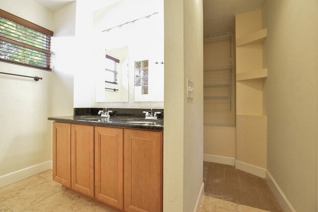 Building Photo - Charming 4/2 Colonial Town North Home with...
