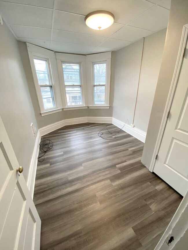 Building Photo - Newly Renovated 4 Bedroom, 1.5 Bathroom in...