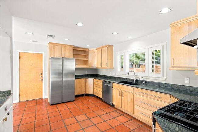 Building Photo - 3005 Village Dr