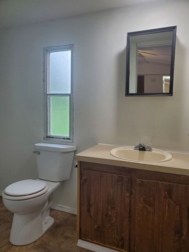 Building Photo - 2 Bedroom, 2 Bath house