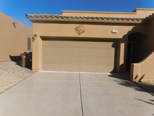 Building Photo - Beautiful 3 bedroom to bath house in the Sonoma Ranch Area.