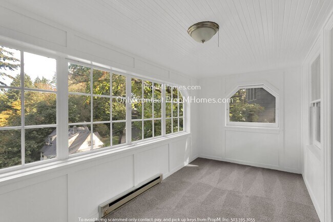 Building Photo - 3732 SW Council Crest Dr
