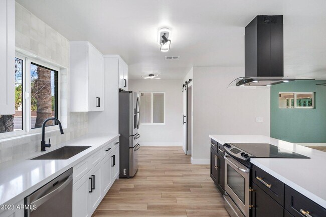 Building Photo - Updated Central Phoenix 3 bed, 2 bath with open layout, stainless steel appliances, and large irr...