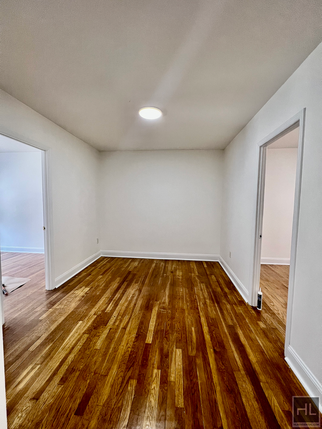 Building Photo - Renovated 2 Bed/Flex 3 Duplex With Private...