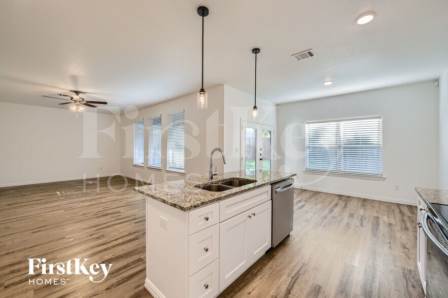 Building Photo - 7384 Parkside Pl Dr