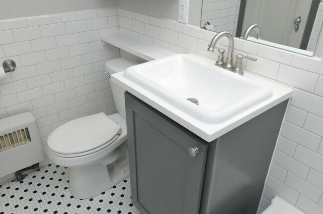 Building Photo - 1 Bedroom Apartment One Block From The Capital