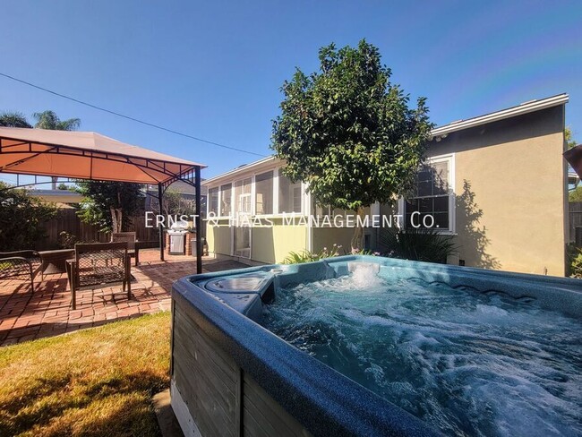 Building Photo - Beautiful Bixby Knolls 2 Bedroom Home with...