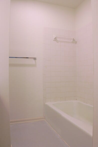 Shower/tub combo - 785 Radio Rd