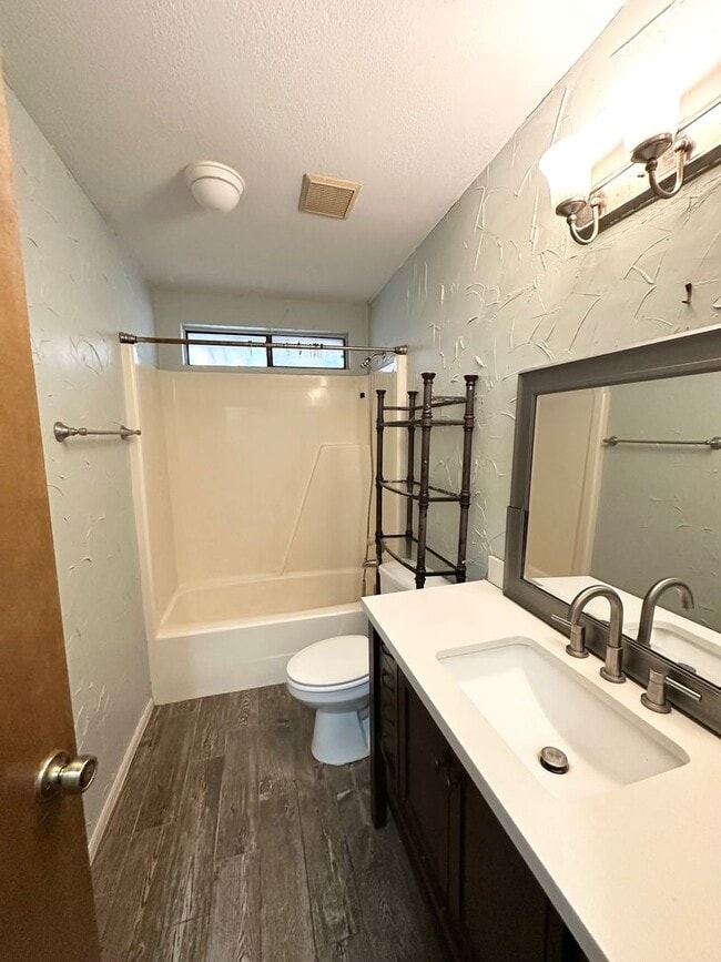 Building Photo - 3 Bed 2 Bath Ready to Rent ASAP!
