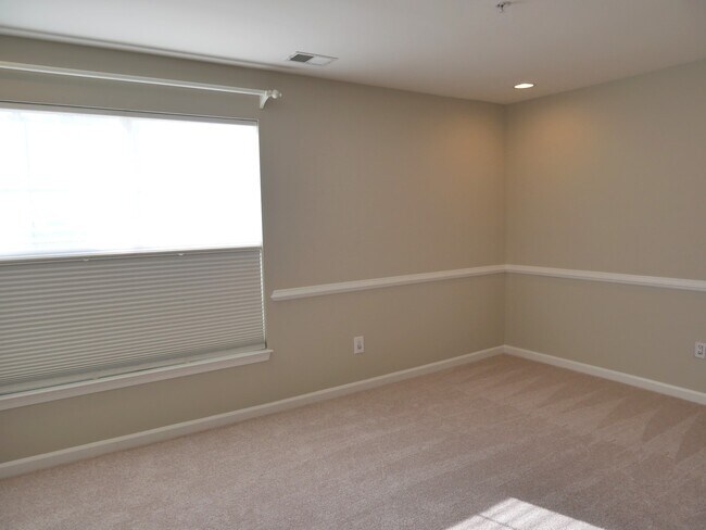 Building Photo - Gorgeous Former Model 4 Bed 2.5 Bath Townh...