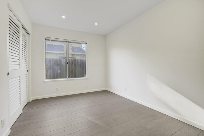 Building Photo - 312 N Alamo Dr