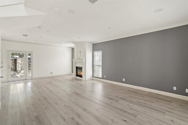 Building Photo - 210 Le Grande Ave