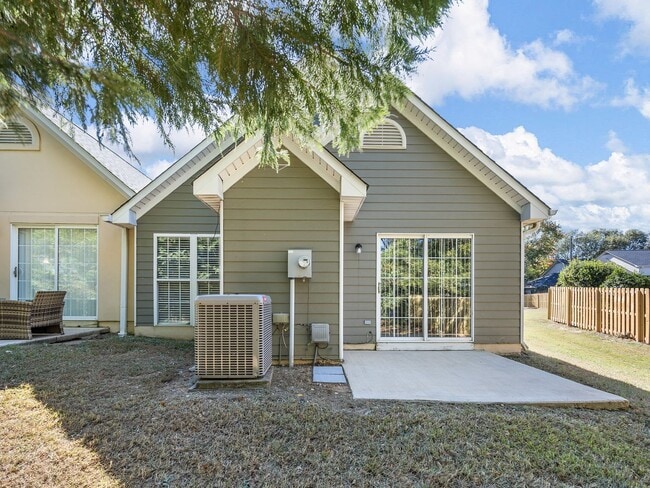 Building Photo - Charming 2 BR, 2.5 BA, One Story End Unit ...