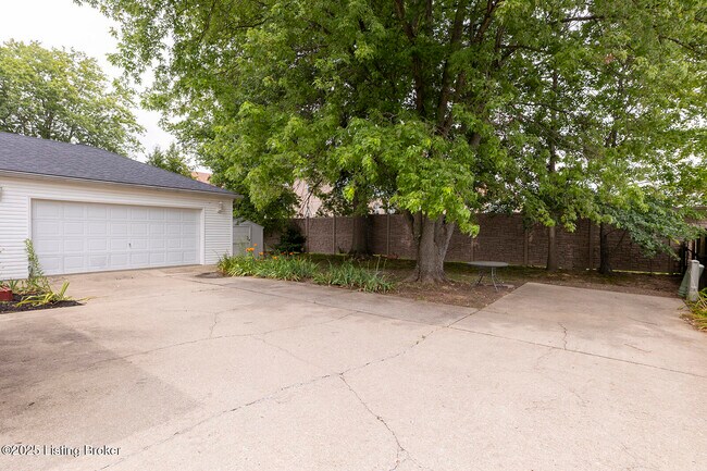 Building Photo - 2901 Creekside Dr