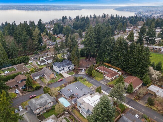 Building Photo - Beautiful West Facing Houghton Home with p...