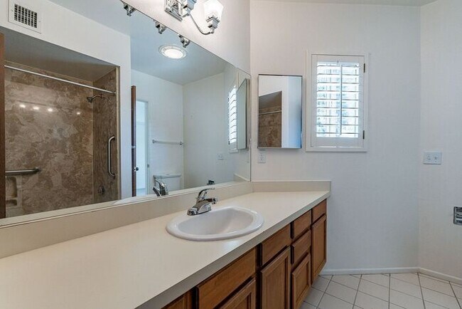 Building Photo - Move-In Ready 2-Bed Tucson Home with Natur...
