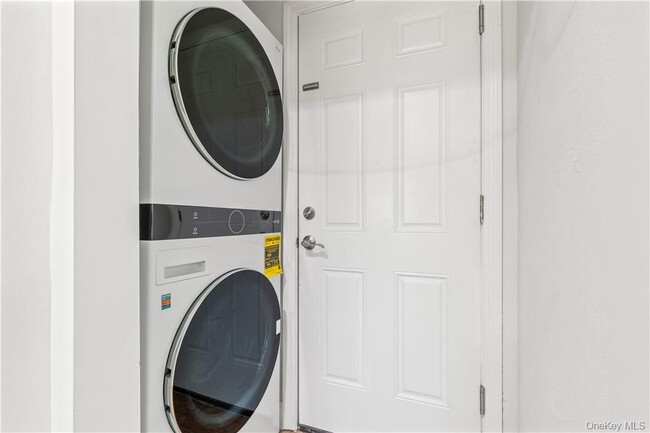 Building Photo - 17 Soundview Ave