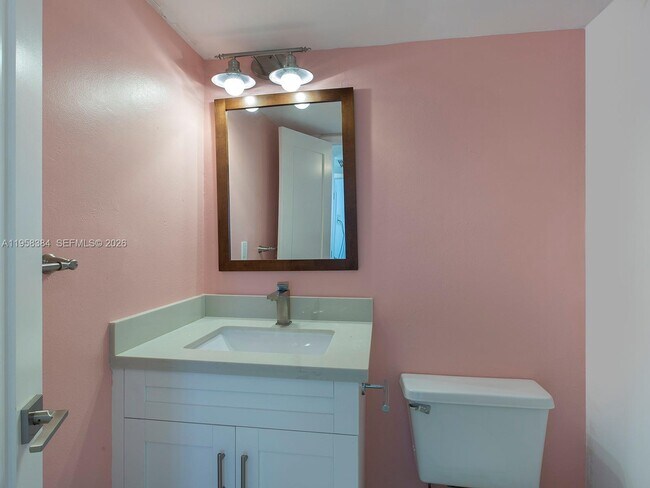 Building Photo - 90 Edgewater Dr