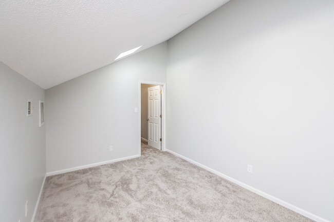 Building Photo - 2 Bedroom 2.5 Bathrooms in South Chesapeake