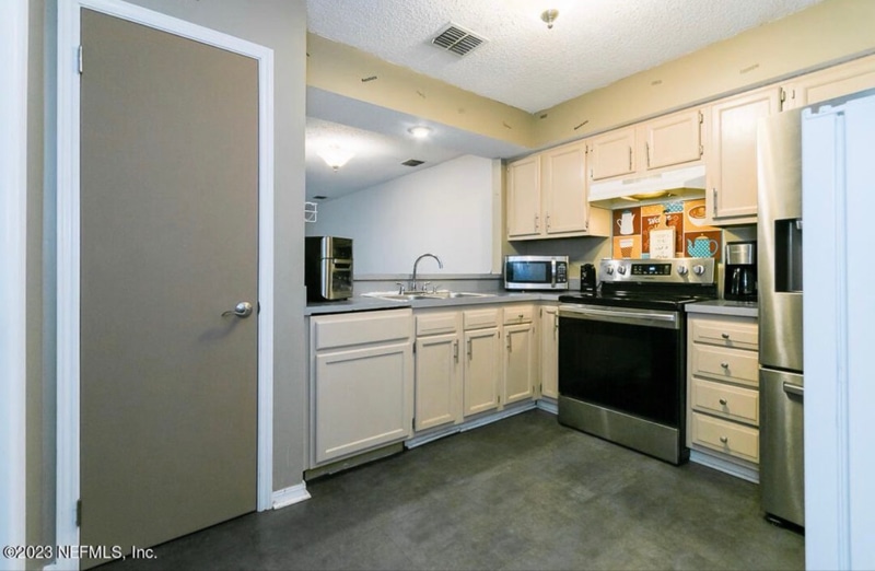 Building Photo - 5545 Bennington Dr