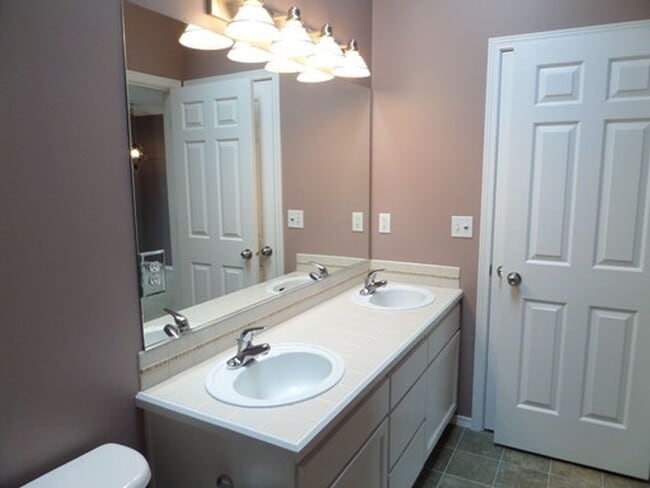 Building Photo - GREAT NEW PRICE! Stunning and Large 3-Bedroom Townhome with Garage FOR RENT in Green Lake!!