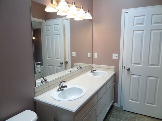 Building Photo - Stunning and Large 3-Bedroom Townhome with...
