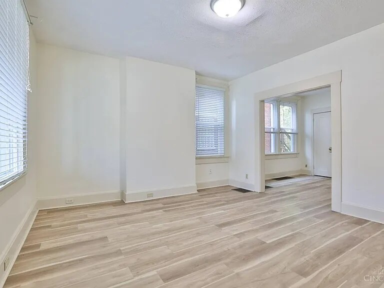 Building Photo - 2911 Robertson Ave