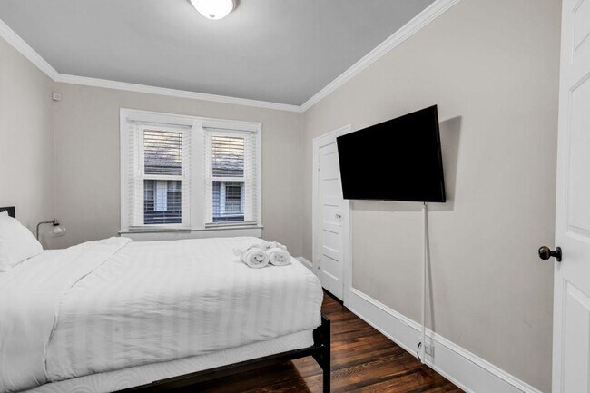 Building Photo - 820 Parkwood Ave