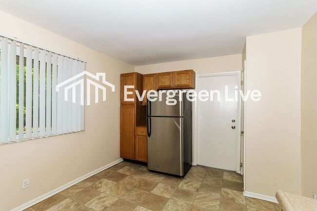 Building Photo - 859 Heatherstone Dr