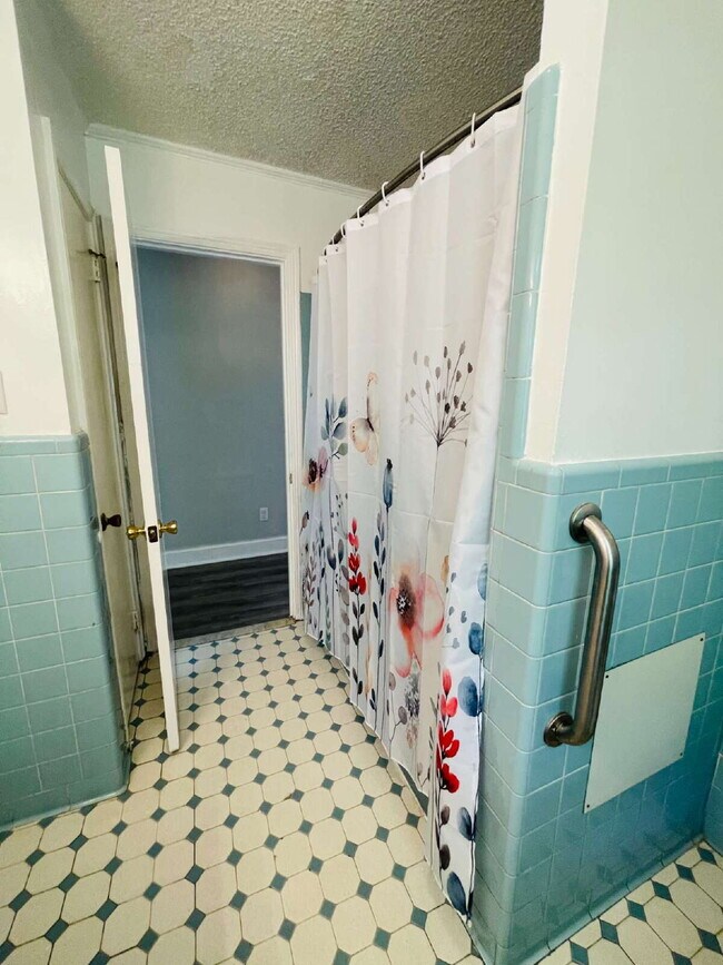 Building Photo - ADORABLE BRICK RANCH IN LAGRANGE *3 BR, 1 BA* NEWLY RENOVATED