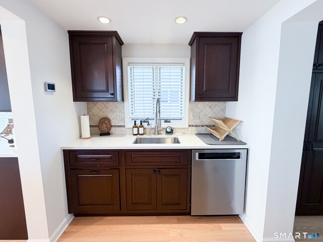 Building Photo - 18 Field Ct