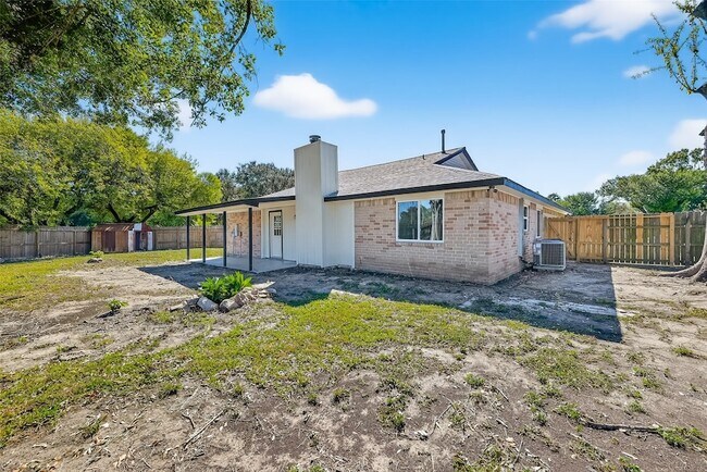 Building Photo - 10603 Highland Woods Dr