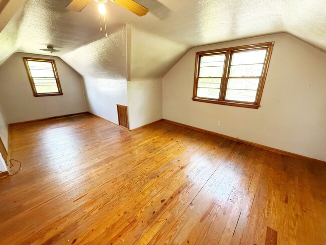 Building Photo - 3 BED 1 BATH BEAUTIFUL SINGLE FAMILY HOME