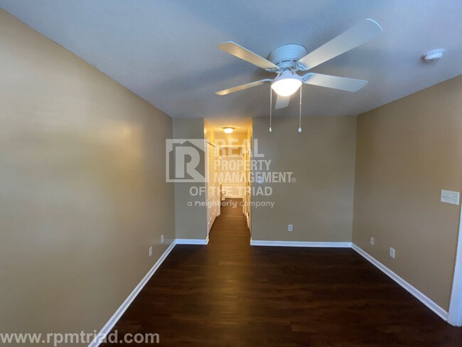 Building Photo - $250 OFF MOVE IN SPECIAL! Spacious 3BR/2.5...